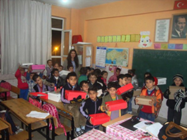 Uşaklı Yardımseverlerden Batmanlı Öğrencilere Yardım