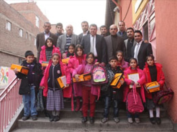 DTSO'dan Öğrencilere Kırtasiye ve Giyecek Yardımı