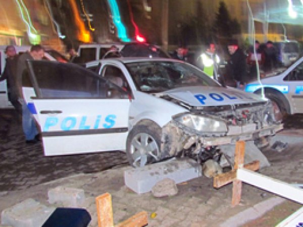 Polis Aracı Kaza Yaptı: 2 Yaralı