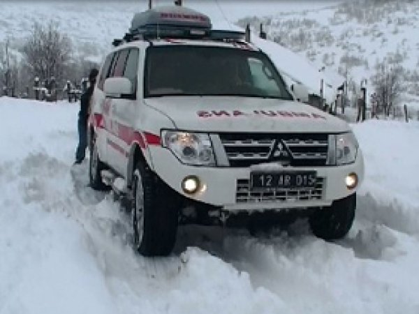 Bingöl'de Paletli Ambulansla Hastalar Taşınıyor