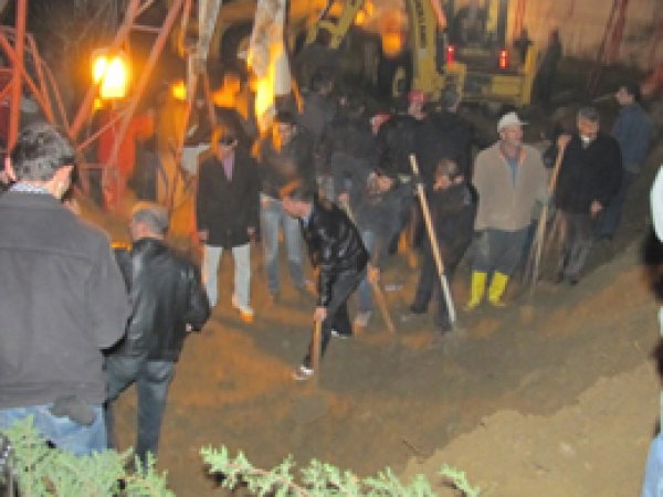 Çöken Halı Sahada Ölenlerin Sayısı 6'ya Yükseldi