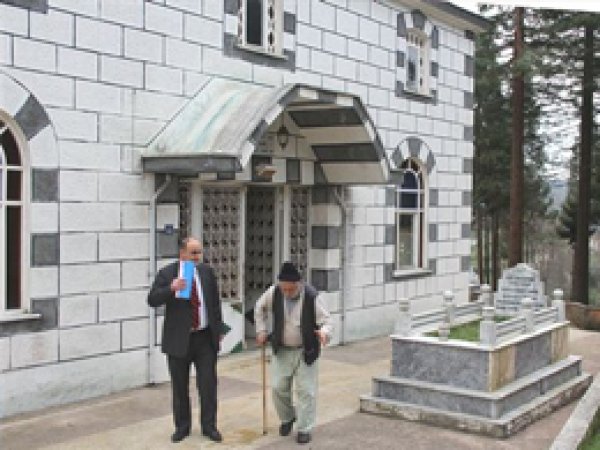 Caminin Kapısındaki Mezarın Hikayesi