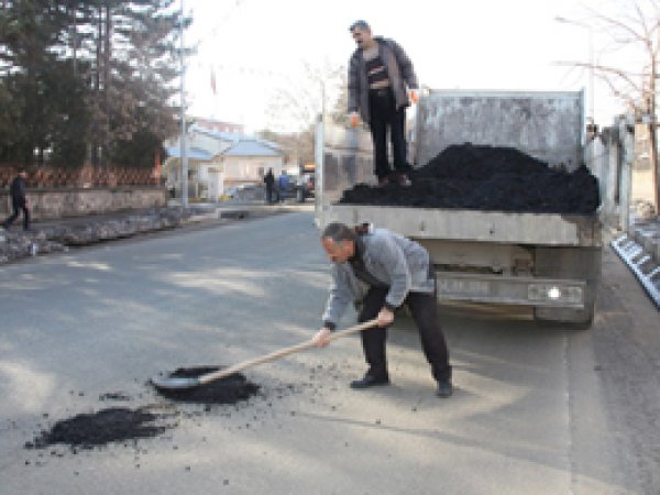 Bingöl'de Yollardaki Çukurlar Dolduruluyor