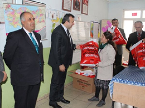 İdil'de 800 Öğrenciye Elbise Yardımı