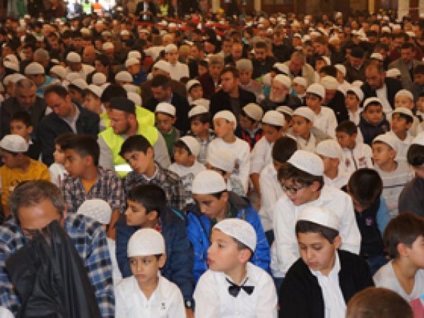  Binlerce Çocuk Namaza Başladı