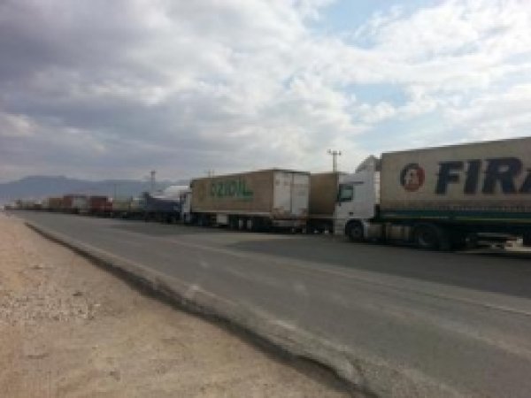 Habur'da Kilometrelerce Araç Kuyruğu 