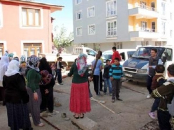 Susuz Kalan Mahalleli Yolu Kapattı!