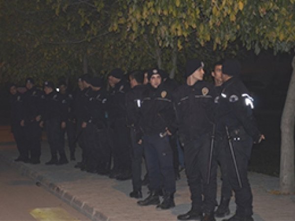 Karşıt Görüşlü Öğrenciler Birbirine Girdi: 30 Gözaltı