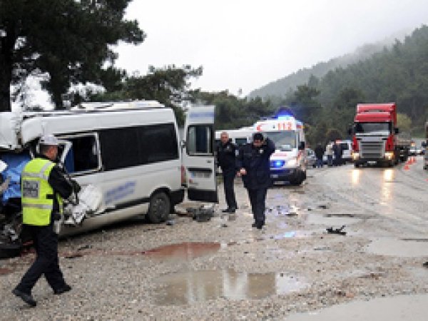Kütahya'da Minibüsle TIR Çarpıştı: 9 Ölü, 3 Yaralı