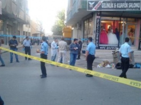 Önce Nişanlısını Sonra Kendini Vurdu