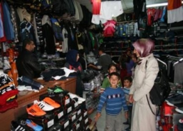 Van'da STK'lar Yetimleri Giydirdi