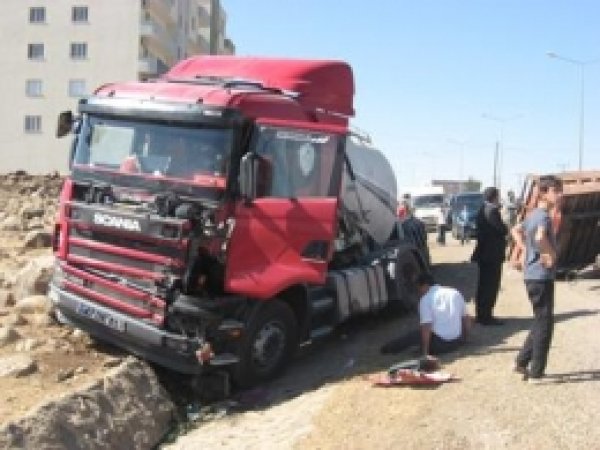 İdil'de Tır İle Traktör Çarpıştı: 3 Yaralı