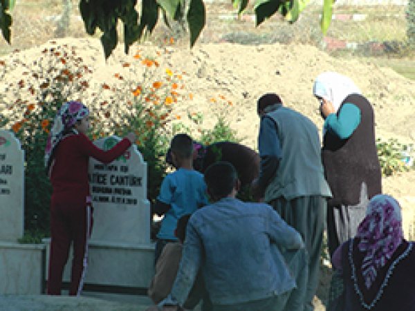 Mezarlıklarda Arife Günü İzdihamı