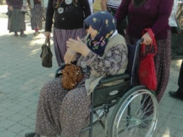 Mezarlık Ziyaretçilerine Tekerlekli Sandalye Hizmeti 