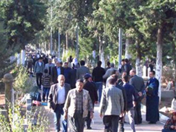 Halk Mezarlıklara Akın Etti