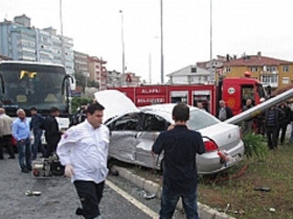 Otobüs İle Otomobil Çarpıştı: 3 Yaralı
