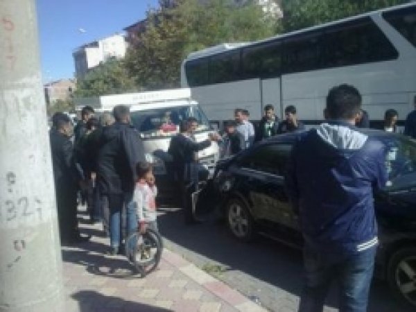 Zincirleme Kaza'da 2 Kişi Yaralandı