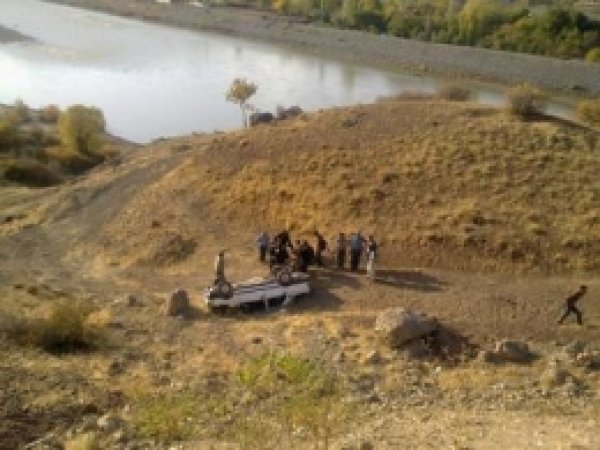 Palu'da Araç Şarampole Yuvarlandı 