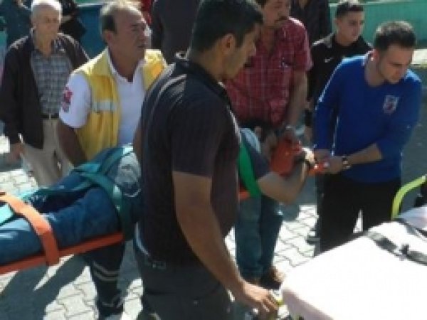 Motosiklet Bisiklete Çarptı: 2 Yaralı 