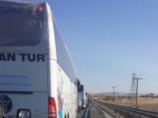 Kaza Yapan Kamyon Yolu Trafiğe Kapattı 