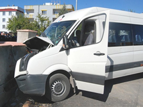 Öğrenci Servisi Kaza Yaptı 