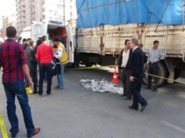 TIR'ın Çarptığı Çocuk Hayatını Kaybetti 