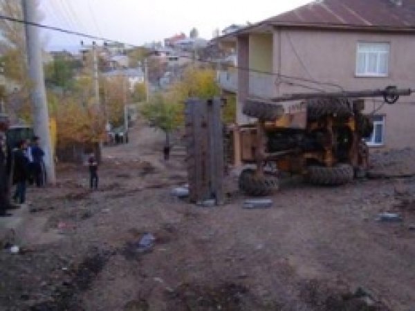 Devrilen İş Makinesi, Nerdeyse Faciaya Sebep Olacaktı 