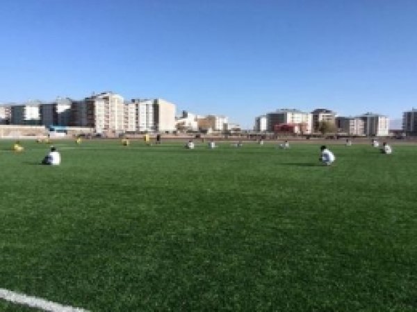 Futbol Maçında Oturarak Eylem Yaptılar 