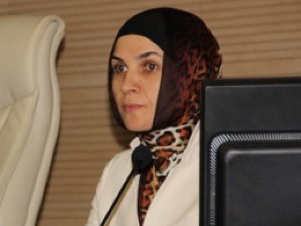 Peruğu Çıkarıp Başörtüsüyle Oturuma Katıldı