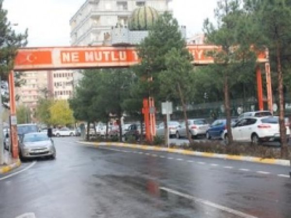 "Ne Mutlu Türküm Diyene" Yazılı Tabela Kaldırıldı 
