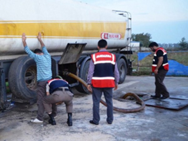 Mersin'de 9 Bin Litre Kaçak Akaryakıt Ele Geçirildi 