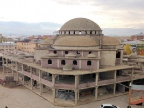 Muradiye'de 5 Bin Kişilik Camii Yardım Bekliyor 
