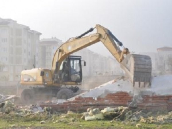 Tehlike Arz Eden Metruk Bina Yıktırıldı 