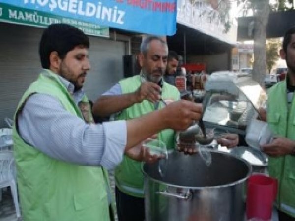 Mersin'de 2 Bin Kişiye Aşure Dağıtıldı 