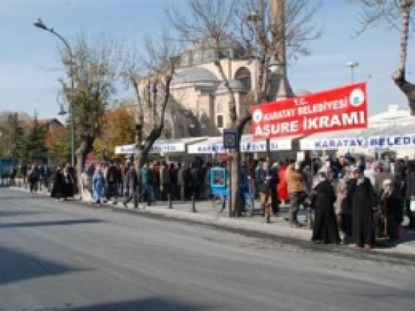 Cuma Namazı Çıkısında Aşure İkramı 