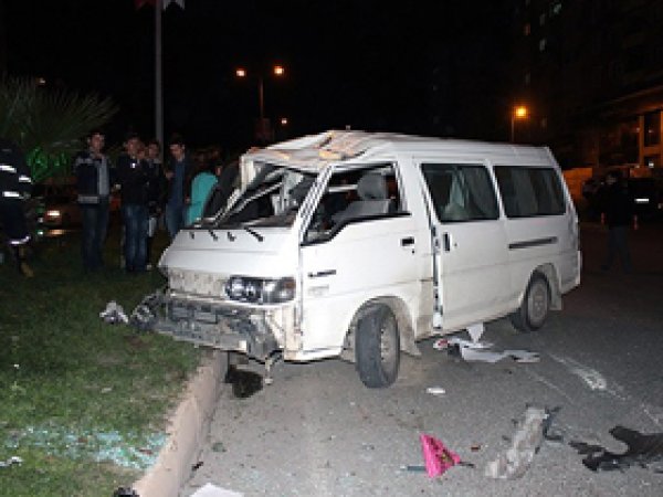 Hastane Yolunda Kaza: 8 Yaralı