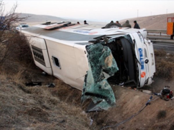 Yolcu Otobüsü Şarampole Devrildi: 1 Ölü, 14 Yaralı