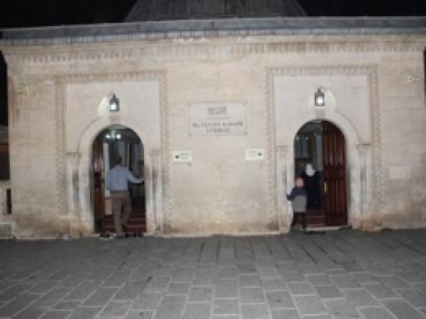 Veysel Karani Türbesi Geceleri Bile Ziyaret Ediliyor  
