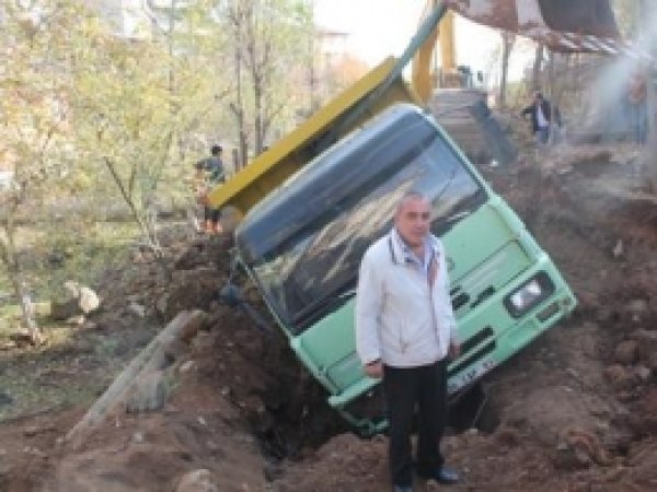 Bingöl'de Altyapı Çalışmasında Kamyon Devrildi 