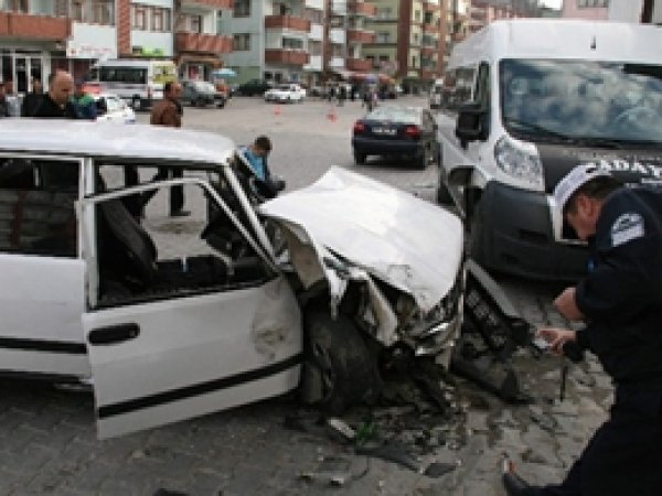Yaralılar Bindikleri Ambulansın Camını Kırdı