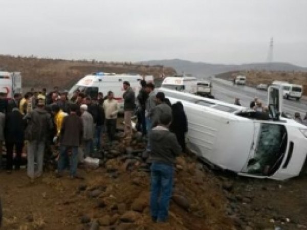 Yolcu Minibüsü Takla Attı: 14 Yaralı  