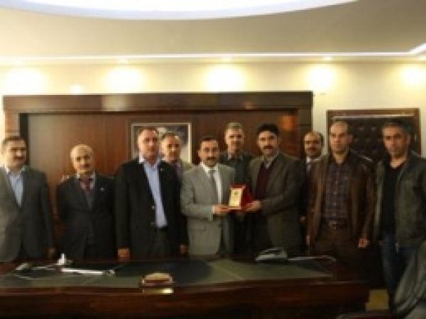Memur-Sen'den  Diyarbakır Milli Eğitim Müdürüne Plaket 