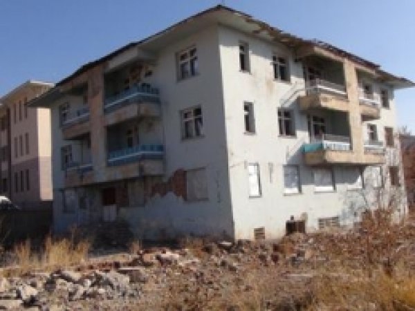 Hasarlı Binalar 8 Yıldır Yıktırılamıyor 