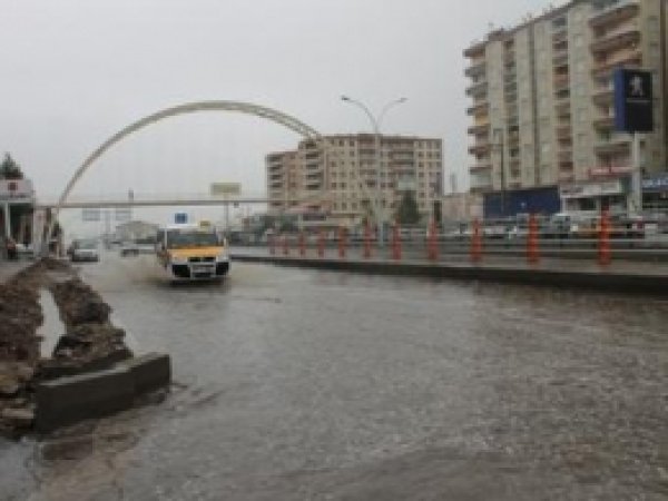 Diyarbakır'da Caddeler Çamur Deryası