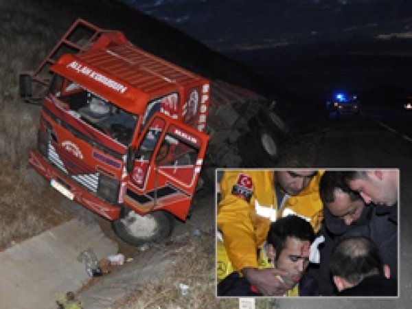 Yolcu Otobüsü ile Kamyon Çarpıştı: 20 Yaralı