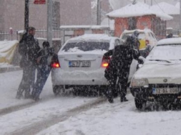 Karlıova'da Beyaz Kış Etkisini Gösterdi 