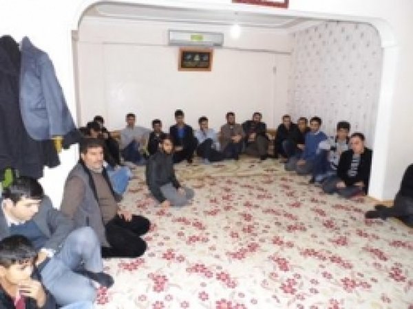 "O (sav) İnsanlığı Karanlıktan Kurtarmak İçin Gönderildi" 
