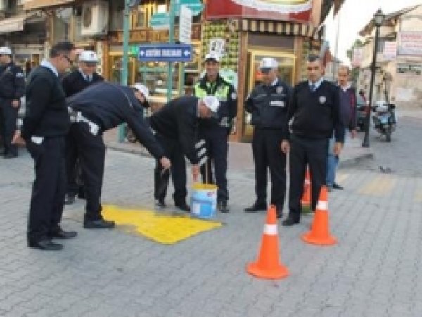 Tarsus'ta Yaya Geçitleri Renklendi 