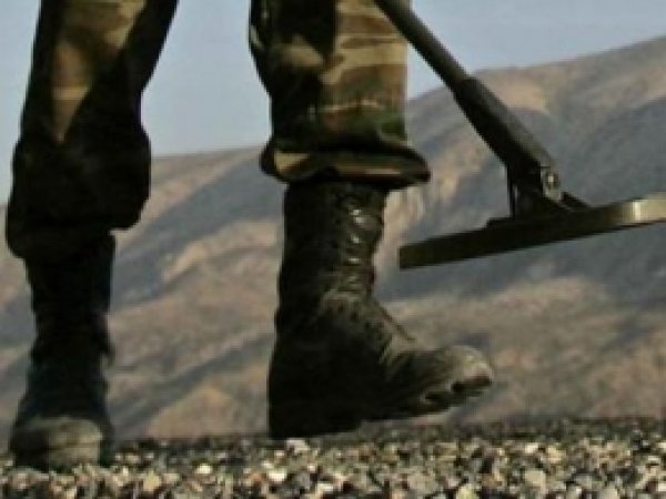 Mayın Taraması Yaparken Otomobilin Altında Kaldı 