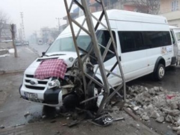 Batman'da Okul Servis Araçları Çarpıştı 